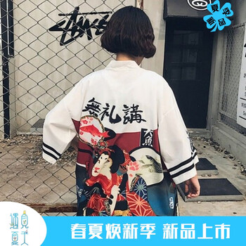 初秋微涼，修身外套打造時(shí)尚女神