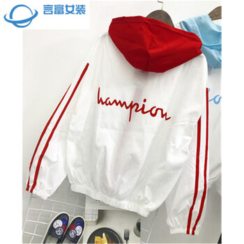 寬松風(fēng)衣，微胖女神的時(shí)尚之選