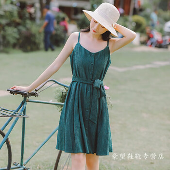 純色露肩裙，打造優(yōu)雅小仙女