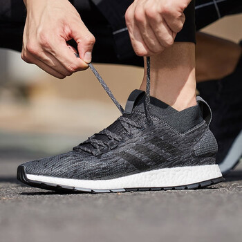 阿迪達斯（Adidas）跑步鞋CM8313黑灰 