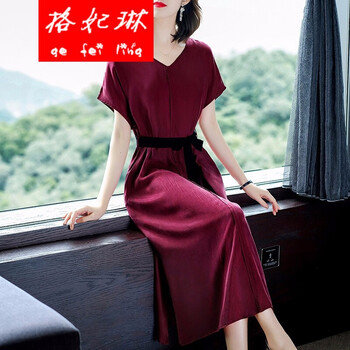 露肩連衣裙，打造性感瓜子臉