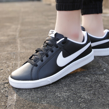 耐克（NIKE）板鞋黑白經(jīng)典配色749747-010 