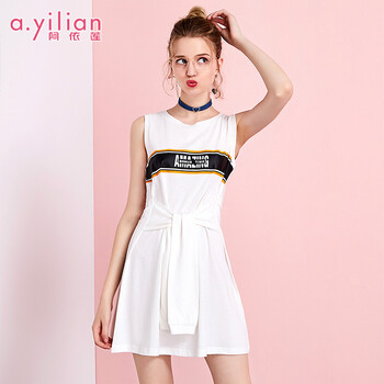 性感小心機，蕾絲裙打造優(yōu)雅女神