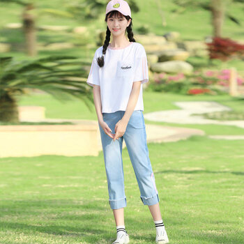 修身短款連衣裙，打造時(shí)尚小鮮肉