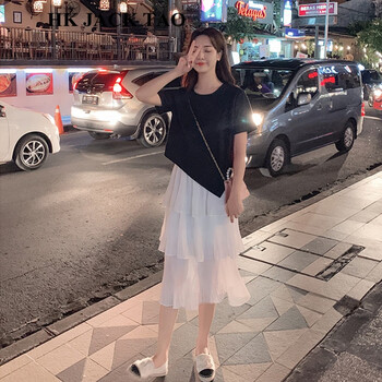 夏日穿搭，吊帶裙打造優(yōu)雅氣質(zhì)