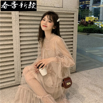 偏愛(ài)純色連衣裙，讓你賺足回頭率