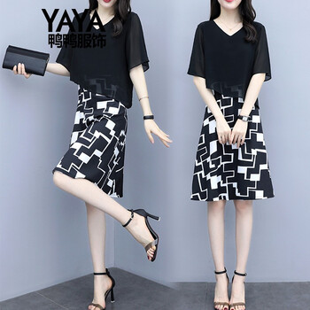 鴨鴨服飾（yaya） 純色 提花 連衣裙