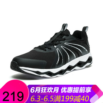 特步科技跑鞋