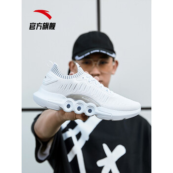 輕便跑鞋，塑造舒適型男