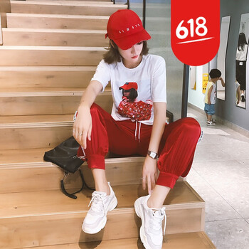 簡約修身牛仔褲，塑造時尚女神
