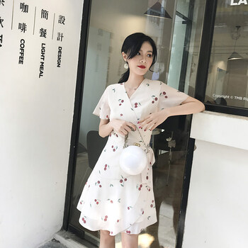夏日海邊度假，氣質(zhì)吊帶裙來助力