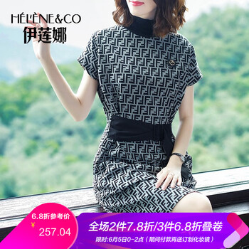 黑色側(cè)開叉連衣裙