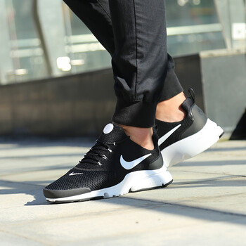 NIKE跑步鞋908019-002 42