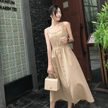 純色吊帶連衣裙，打造百變女神范