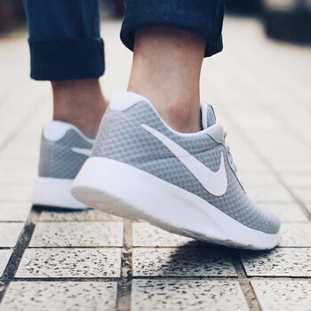 耐克（NIKE）跑步鞋812654-010/狼灰/白 