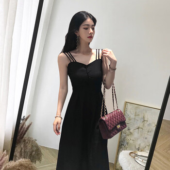 純色吊帶連衣裙，打造百變女神范