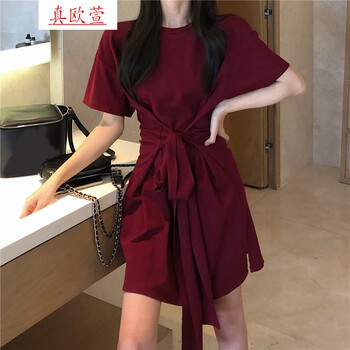 純色連衣裙，打造優(yōu)雅好身材