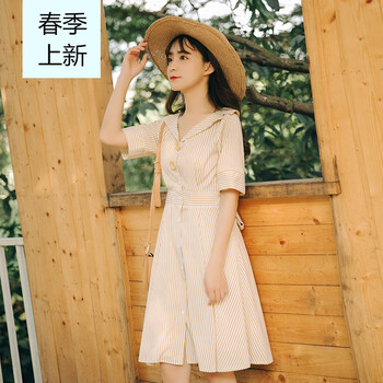 純色連衣裙，打造優(yōu)雅氣質(zhì)范