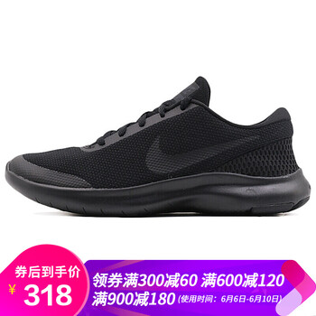 純黑耐克鞋