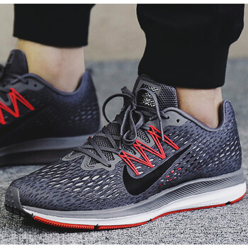 NIKE牛皮跑步鞋