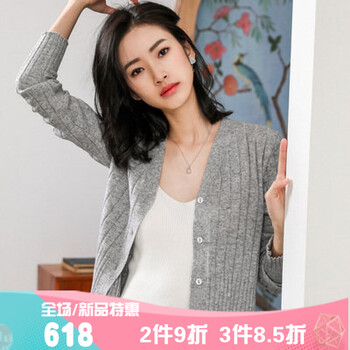 灰色v領(lǐng)毛衣搭配