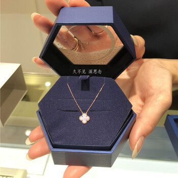 黃金四葉草飾品