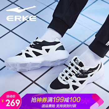 輕質(zhì)系帶跑鞋，舒適又透氣