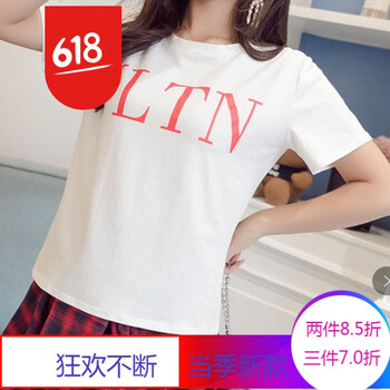 俏皮女孩，牛仔半身裙秀性感