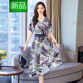 優(yōu)雅露肩連衣裙，打造性感女神范