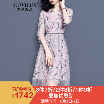 微胖女神，你需要一款露肩連衣裙