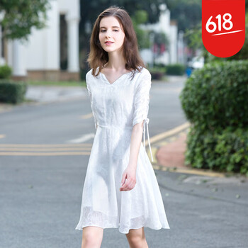 甜美蕾絲裙，打造浪漫女神范