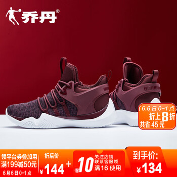 白色運(yùn)動(dòng)球鞋