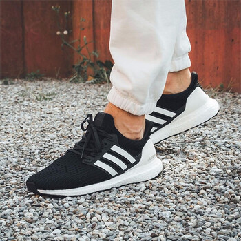 阿迪達(dá)斯（Adidas）跑步鞋黑白 AQ0062 