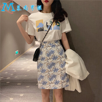 修身小短裙，微胖妹子的性感選擇