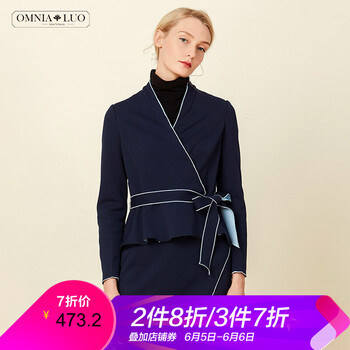 西裝女撞色