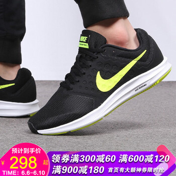 nike熒光色運(yùn)動(dòng)鞋