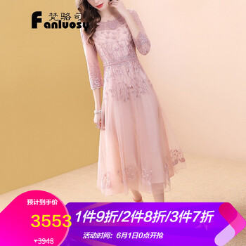 圓領(lǐng)連衣裙，打造性感女人味