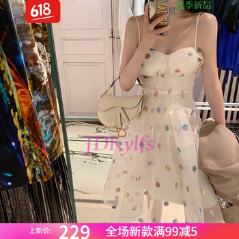 夏日海邊度假，連衣裙讓你美美噠