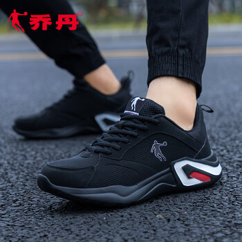 低幫系帶運(yùn)動(dòng)鞋，享受舒適快感