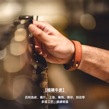 马登工装复古黄铜鞋拔钥匙扣挂饰手工打磨个性字母雕刻金色小挂件 植鞣牛皮烫金手环(深棕)