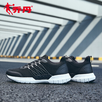 百變造型，系帶跑鞋為運動(dòng)加分