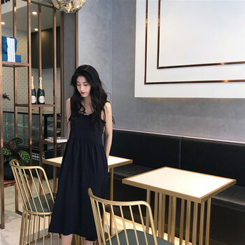 減齡小心機(jī)，純色短裙打造少女風(fēng)