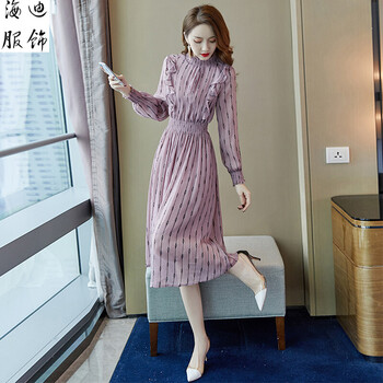 露肩連衣裙，打造性感女人味