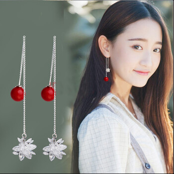 長款紅色耳環(huán)