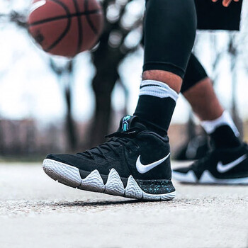 耐克（NIKE）籃球鞋歐文4黑白943807-002 