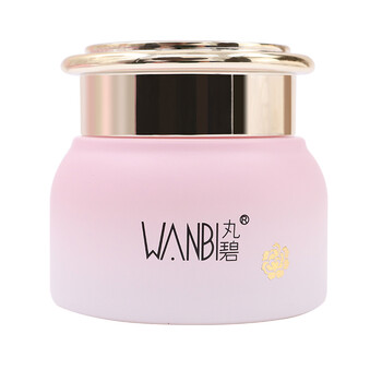 告別肌膚油膩，補水保濕潔面乳