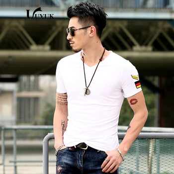 UYUK 短袖 男士T恤 V領(lǐng)左臂微章白色 XL，L，XXL，M