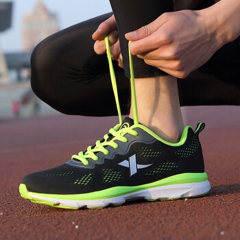 特步男跑鞋黑綠