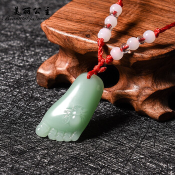 配玉墜的項(xiàng)鏈