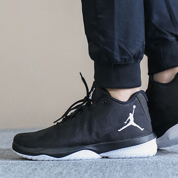 耐克（NIKE）籃球鞋910209-012實戰(zhàn)/黑色 41